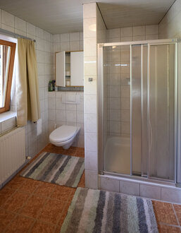 Bad mit Dusche und WC