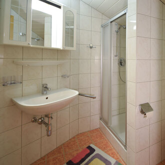 Bad mit Dusche und WC